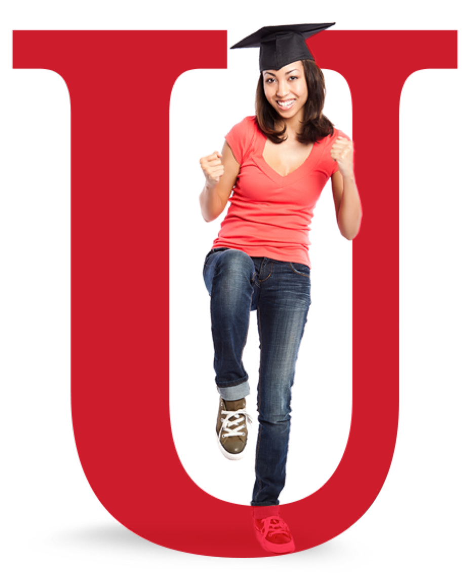estudiante con birrete, blusa roja y mahón parada con una letra U gigante de fondo