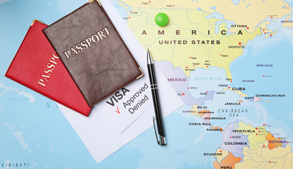 imagen de mapa de América con dos pasaportes y un bolígrafo