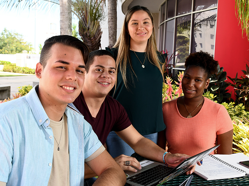 grupo de estudiantes reunidos