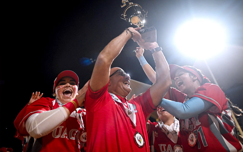Taínas celebrando con su dirigente