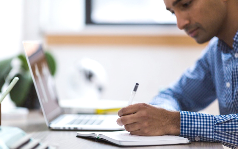 Estudiante escribiendo