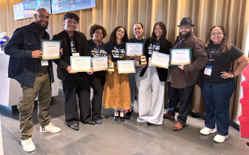 grupo de estudiantes y profesor