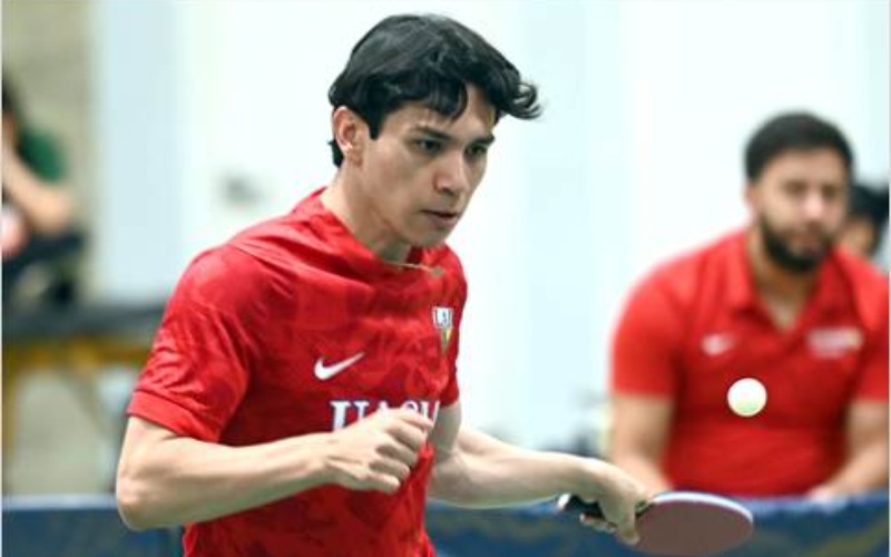 Joven jugando tenis de mesa