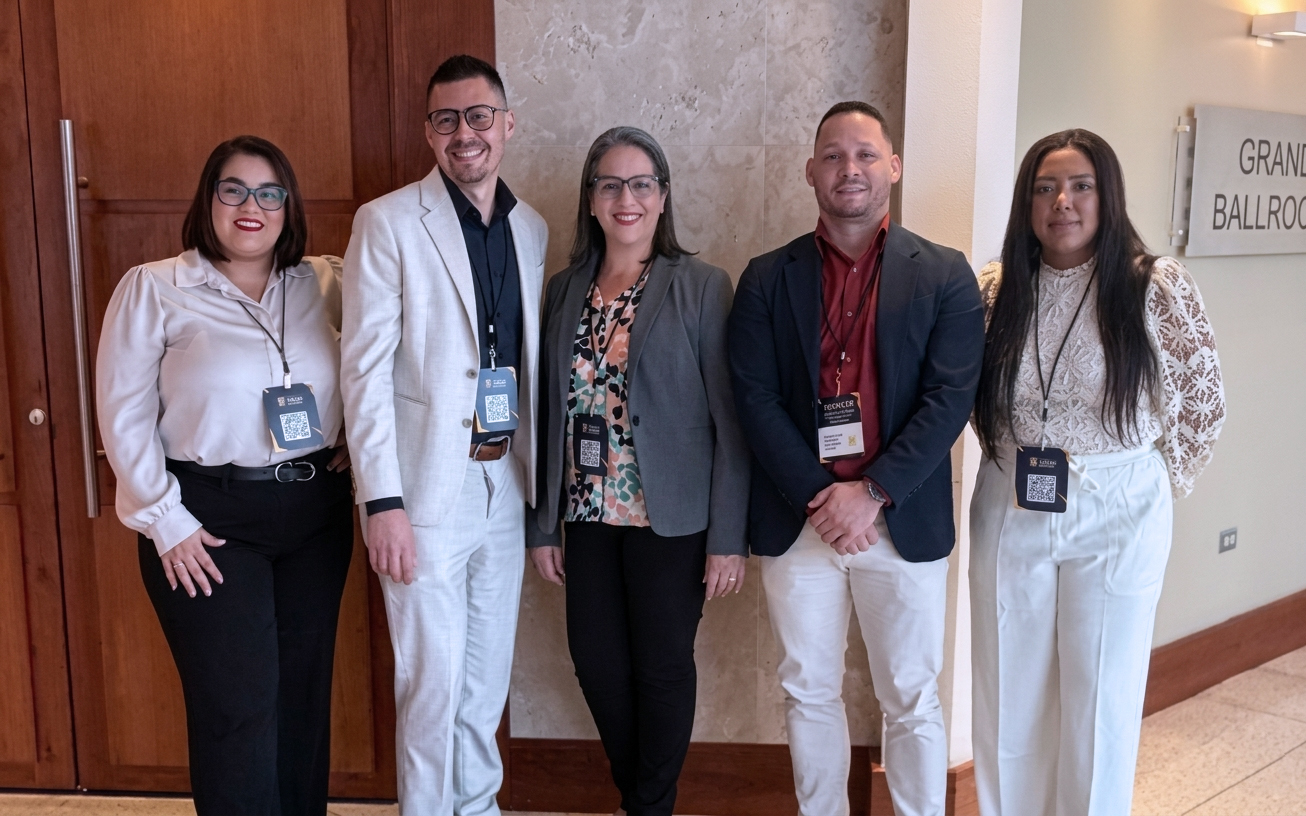 Desde la izquierda: los estudiantes doctorales Ivette S. Agront, Lic. Luis A. Báez, Lic. Isabel González; José Rivera y Nomarys Delgado.