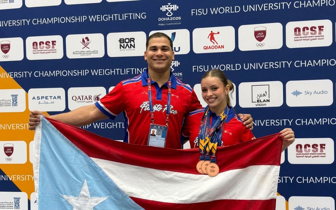 Entrenador Luis Lamenza junto a la estudiante-atleta Carlyanis Santiago Gutiérrez