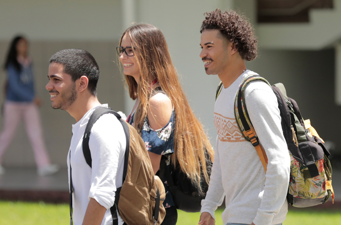 foto de estudiantes caminando por el campus