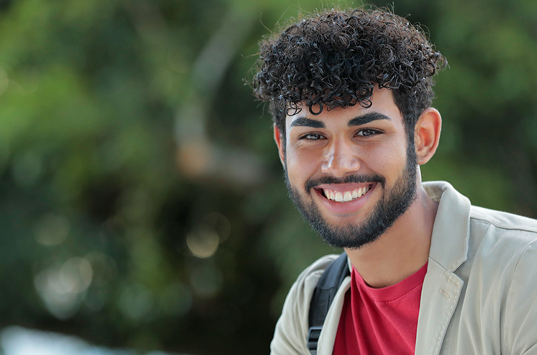 estudiante sonriendo a la camara