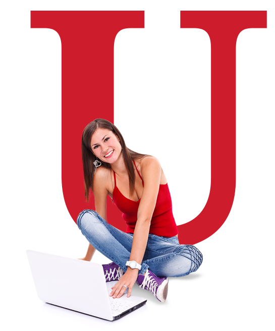 estudiante sonriendo a la camara y de fondo una U gigante roja