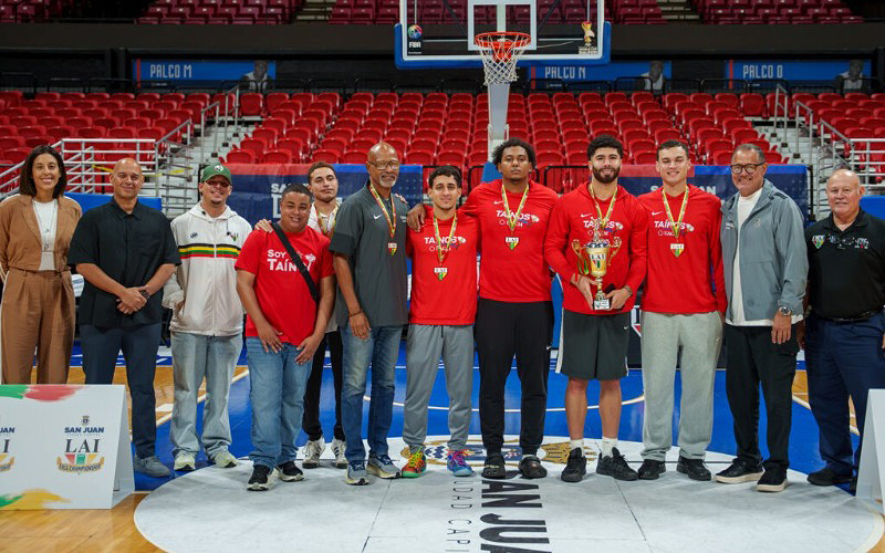 Grupo de entrenadores y atletas