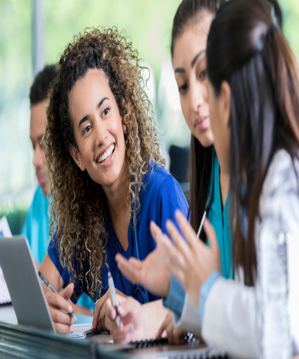 Grupo de personas reunidos alrededor de un escritorio