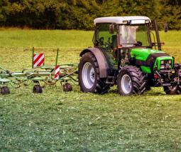 Foto de un tractor sobre grama verde