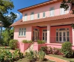 Imagen de una casa rosada