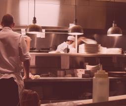 Fotos de varios chefs trabajando en una cocina