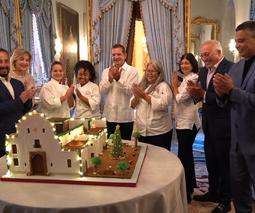 grupo de asociados junto la gobernador celebran casitas de jengibre