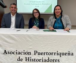 grupo de tres personas firman acuerdo de colaboración con la APH