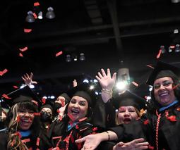 estudiantes graduandos celebrando