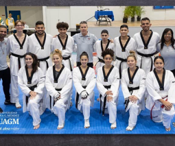 estudiantes atletas de taekwondo junto a entrenadores