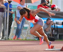 mujer atleta de relevo al inicio de la carrera