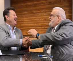 Dr. Luis J. Rosario Albert y el Dr. Anthony Rivera González dándose la mano por la firma del acuerdo de fibra óptica