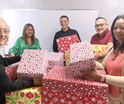 Cuatro personas con regalos