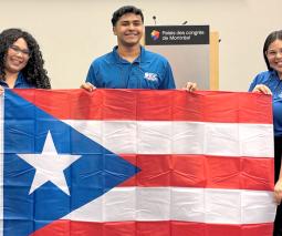 tres estudiantes sosteniendo la bandera de PR