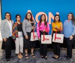 Shila Figueroa Molina (tercera desde la izq.) junto a otras jóvenes recipientes de la beca y personal de Aon.