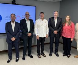 grupo de personas en Acuerdo entre la UAGM y la Academia Puertorriqueña de Gastronomía