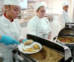 Estudiantes de artes culinarias en la cocina