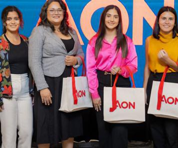 Estudiante de gerencia recibe beca