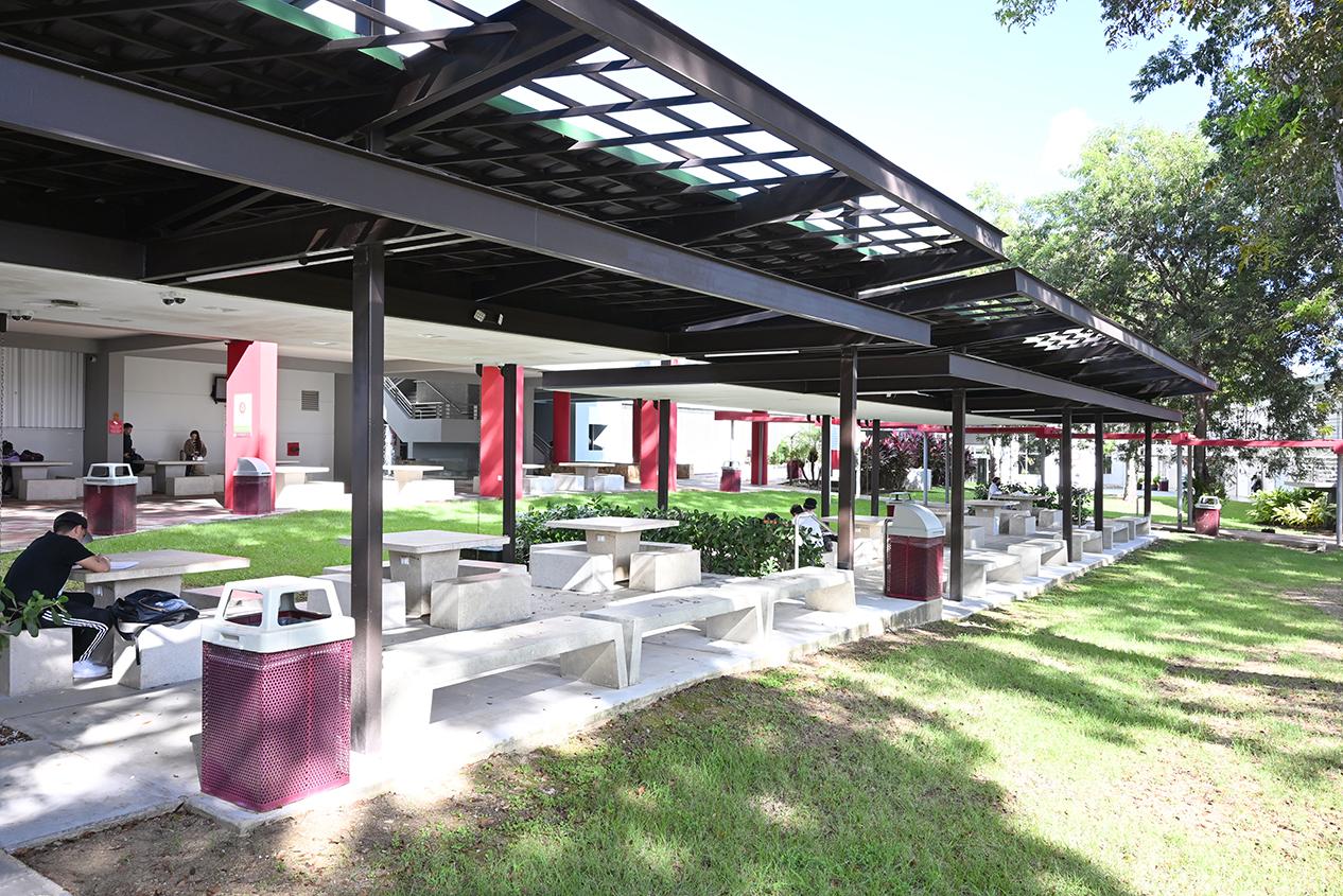 Gazebo visto desde el lado de la cafetería