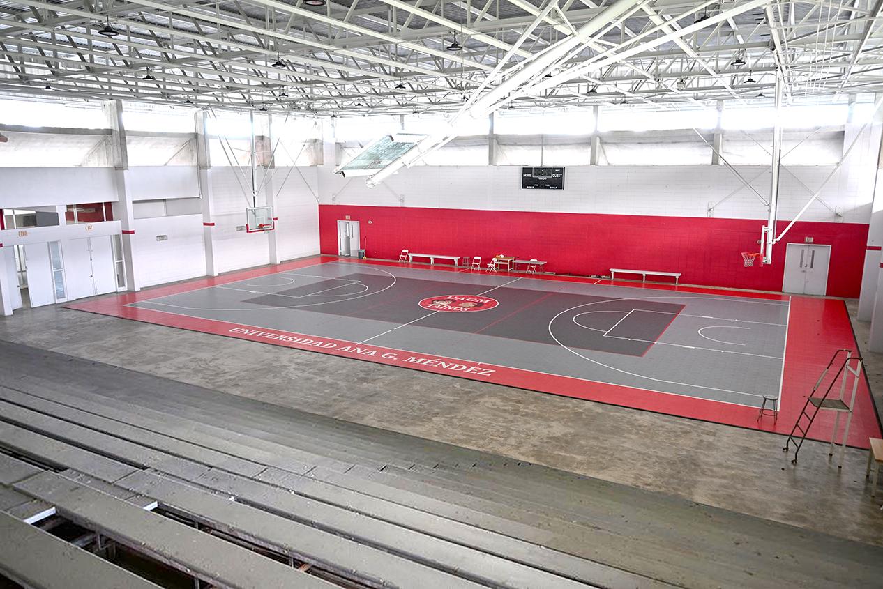 Cancha de baloncesto bajo techo