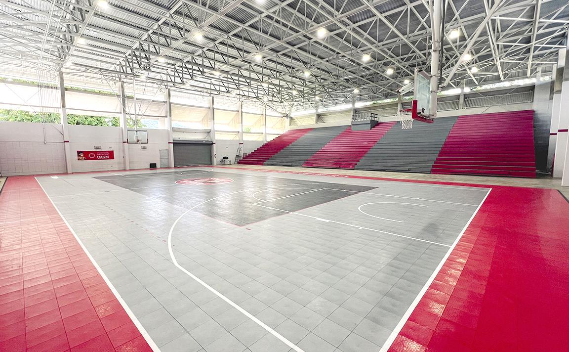 Cancha de baloncesto bajo techo