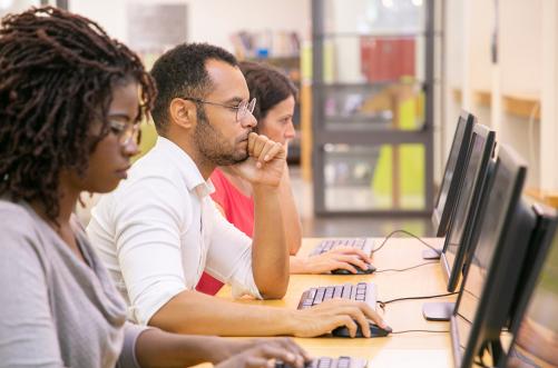 Grupo de personas mirando sus laptops