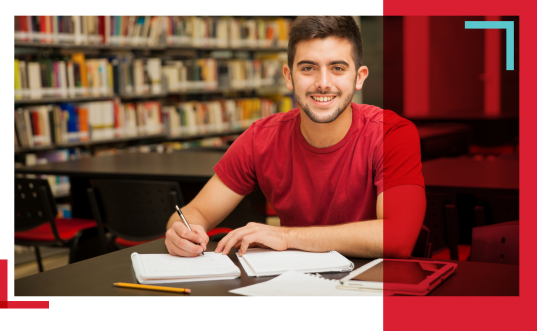 estudiante en la biblioteca