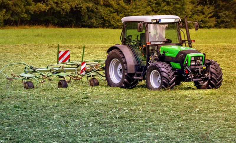Foto de un tractor sobre grama verde