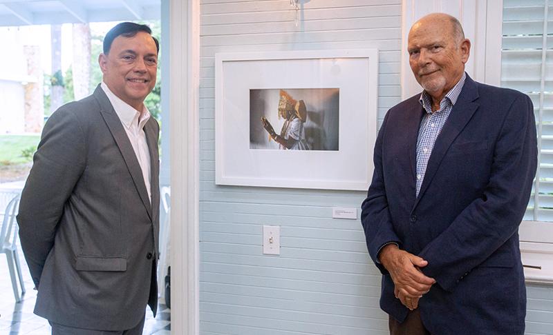 Edgardo Rodríguez Juliá dona obras