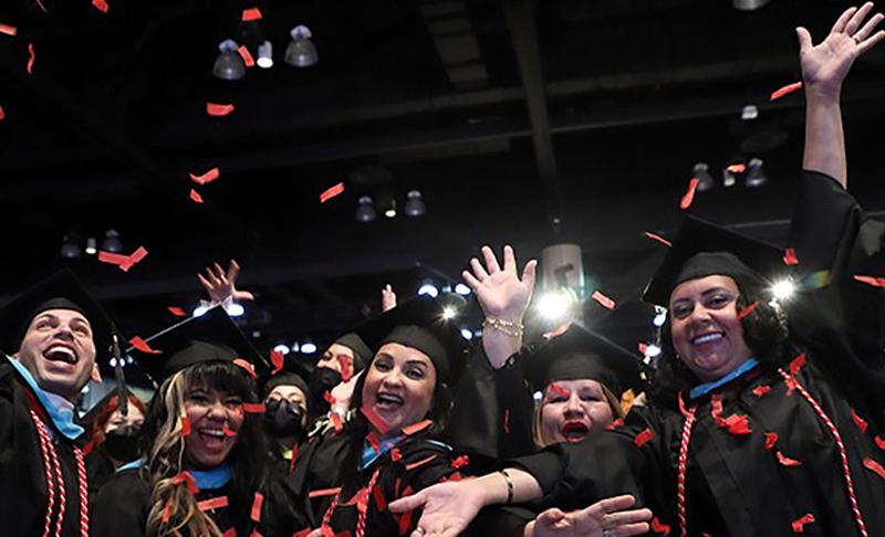 estudiantes graduandos celebrando