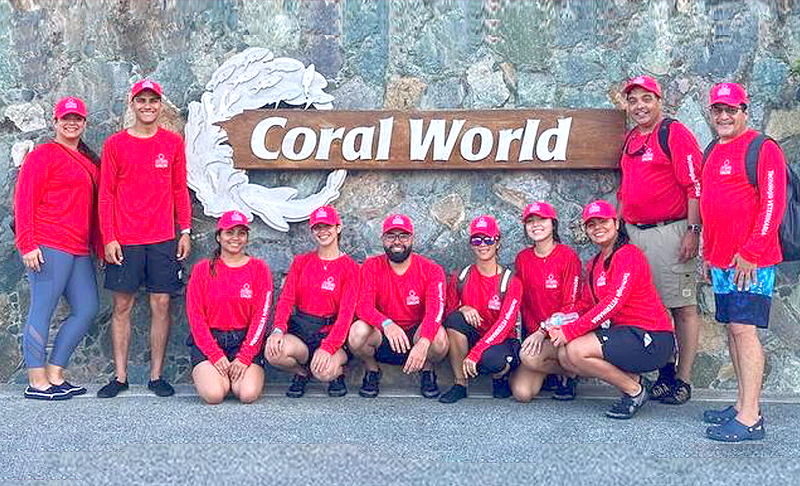 grupo de personas de Coral World Ocean Park 