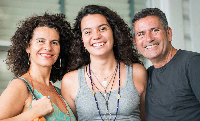 padres con hija sonriendo 