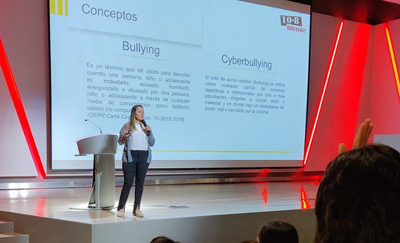 presentadora de la charlas sobre la prevención del bullying y el suicidio
