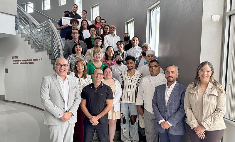grupo de personas de la Escuela Internacional de Hospitalidad y Artes Culinarias, José A. “Tony” Santana