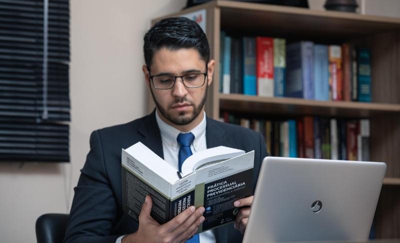 Estudiante con libro en la mano