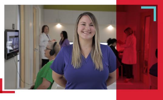estudiante mujer sonriendo