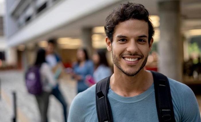 estudiante sonriendo 