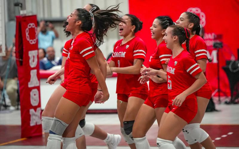 jugadoras volleyball en cancha en uniforme UAGM