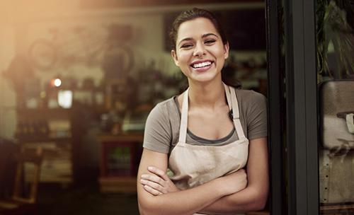 Mujer en taller con los brazos cruzados