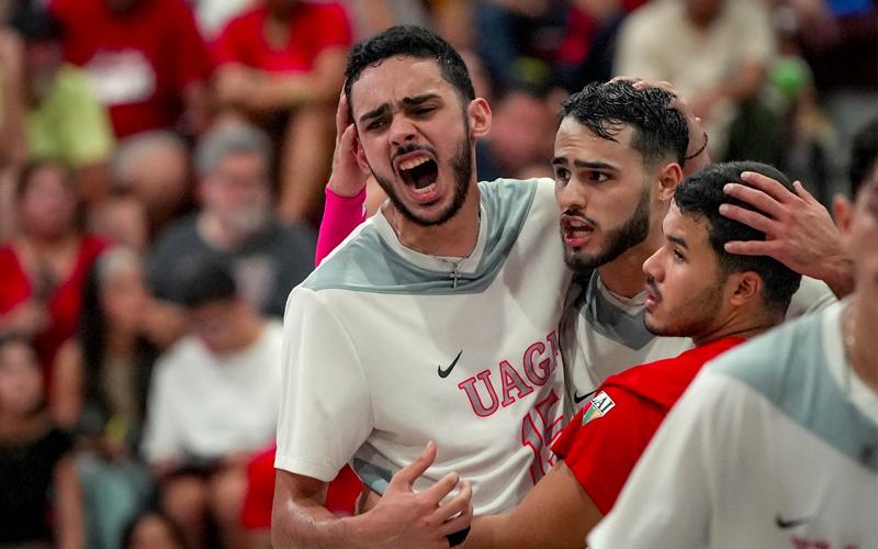 jugadores en cancha de voleyball