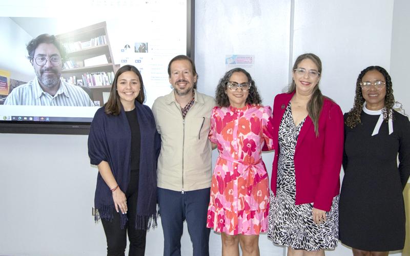 En la foto de izquierda a derecha: Dr. Oliver Meza (editor), Nailette Robles, estudiante doctoral del recinto de Gurabo, y los doctores Rafael Rivera, Elba Betancourt, Evelyza Crespo y Ana T. Rodríguez.