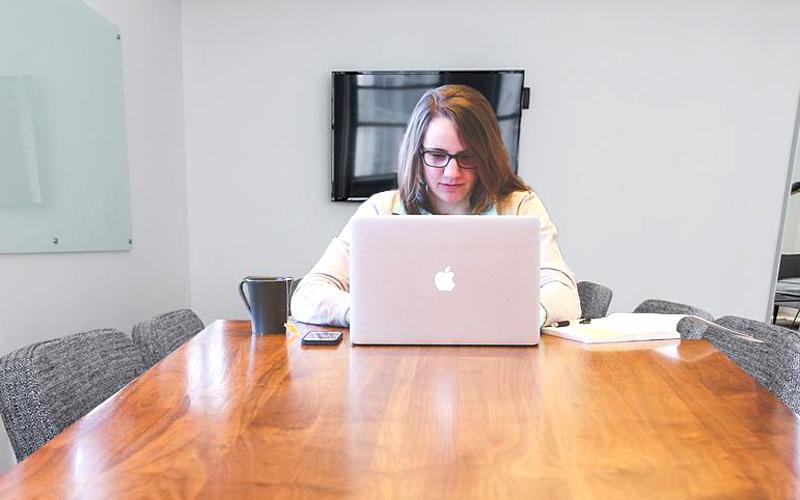 Estudiante con laptop en una mesa