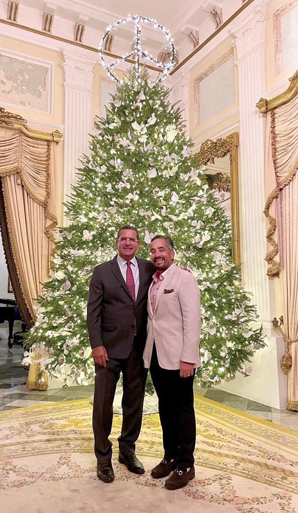 árbol de navidad y asociado con el gobernador